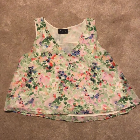 ASTR The Label Cropped V-Neck Blouse in Dainty Floral - Picture 3 of 8